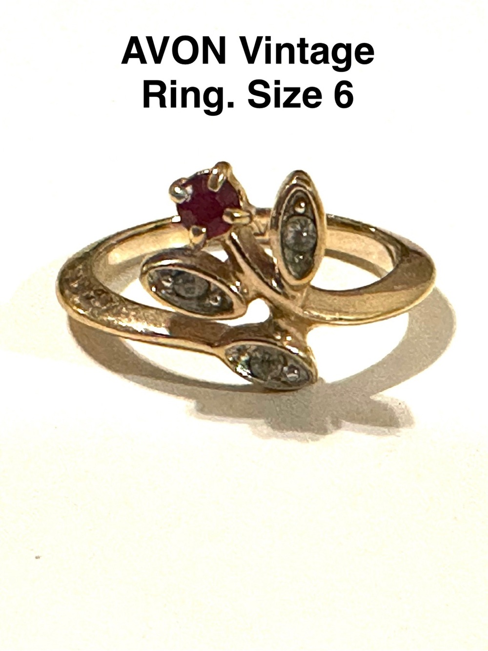 Avon Vintage 1980s Gold-Tone Floral Ring Red Center Stone & Clear Leaves Jewelry